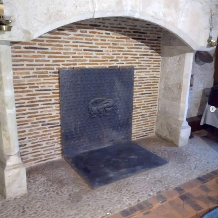 Habillage d'une cheminée en briques anciennes - MEYRONNE