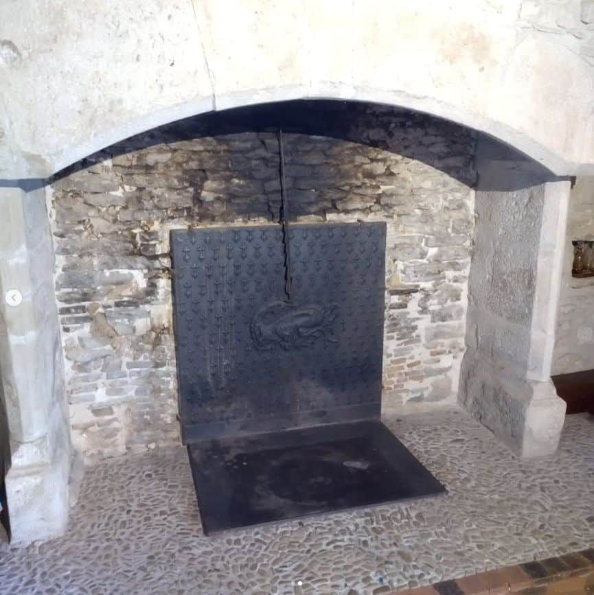 Habillage d'une cheminée en briques anciennes (avant travaux) - MEYRONNE