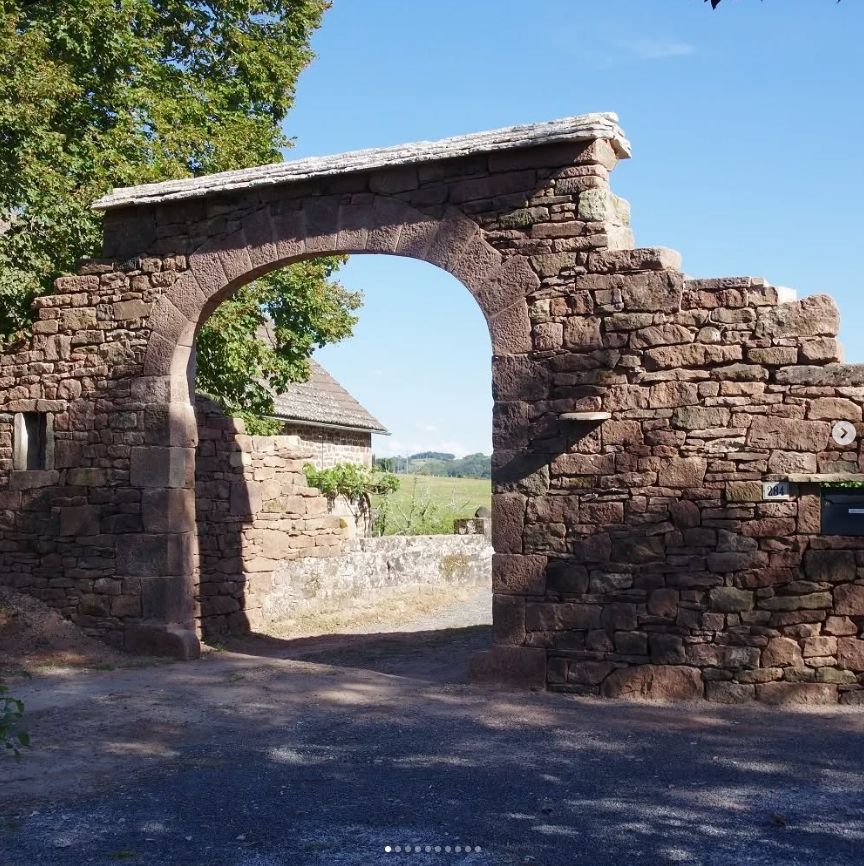 Réalisation d'un porche en pierres style ruine bâtisse hourdée grès de Collonge et couverture en lauzes de Gneiss - LANTEUIL