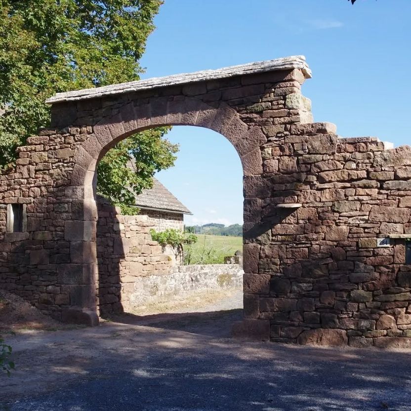 BATI ANCIEN - Réalisation d'un porche en pierres style ruine - bâtisse hourdée - grès de collonge - couverture en lauzes de gneiss