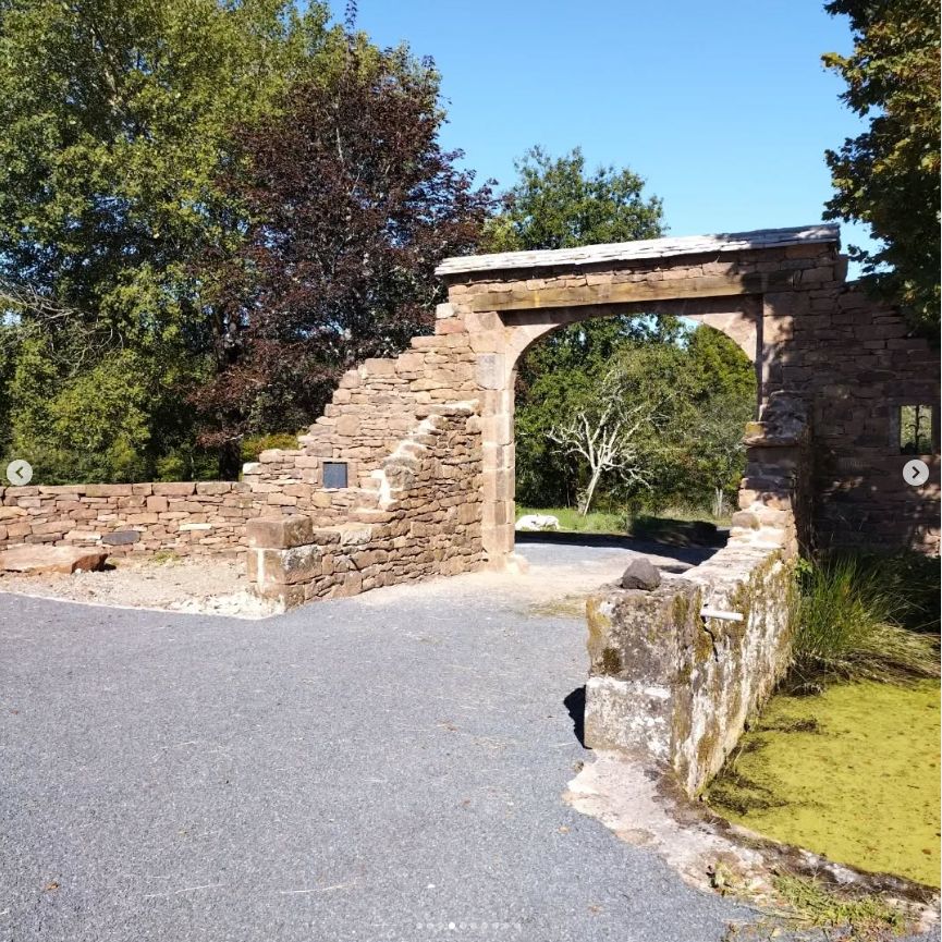 Réalisation d'un porche en pierres style ruine bâtisse hourdée grès de Collonge et couverture en lauzes de Gneiss - LANTEUIL