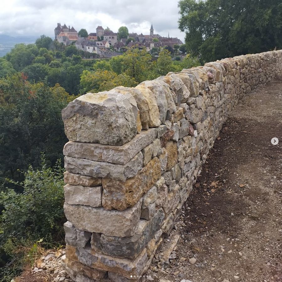 Mur de clôture en bord de falaise - LOUBRESSAC