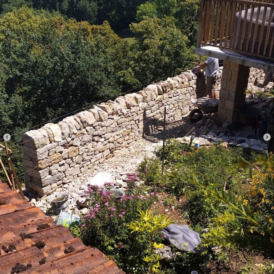 Mur de clôture en bord de falaise - LOUBRESSAC