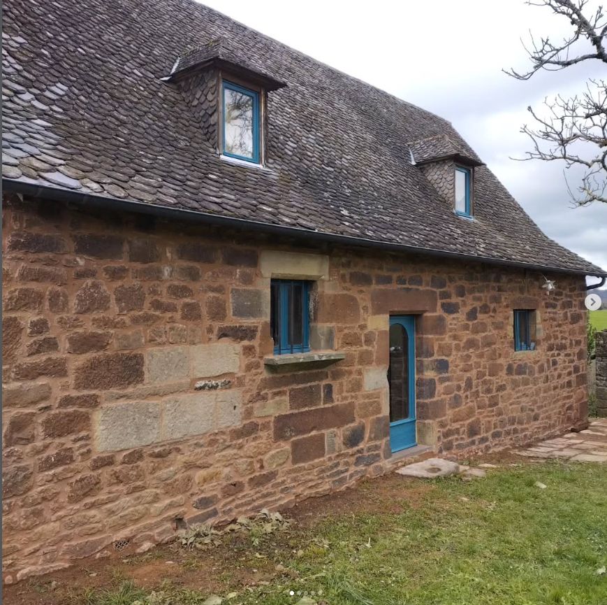 Rejointement de façades avec mélange de chaux, sable et argile local - LANTEUIL