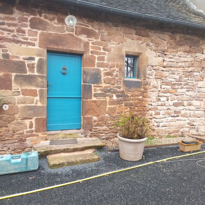 Rejointement-de-facades-avec-melange-de-chaux-sable-argile-locale-LANTEUIL