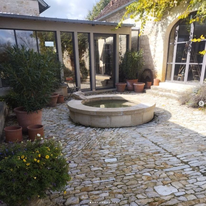 Sol en calade - Fontaine en pierre de tailles - mur et aménagement paysager