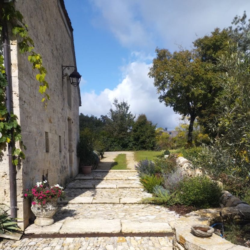 Sol-en-calade-fontaine-en-pierre-de-taille-emmarchement-murs-et-amenagement-paysager-SARRAZAC