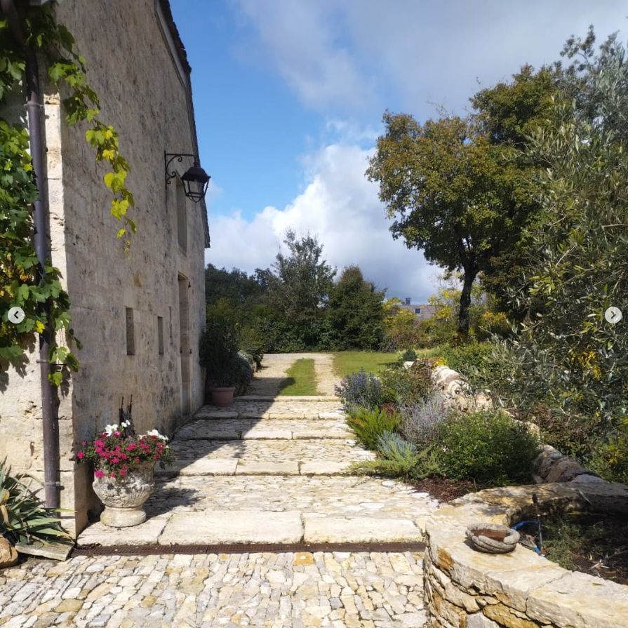 Sol en calade fontaine en pierre de taille mur et aménagement paysager - SARRAZAC