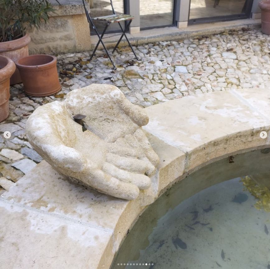 Sol en calade - Fontaine en pierre de tailles - mur et aménagement paysager