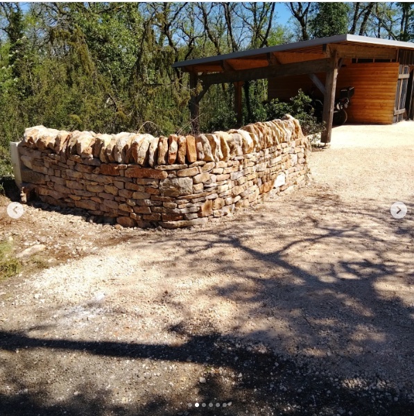 Aménagement d'un accès à une propriété, mur de clôture, monolithes et mur en pierre sèche - CHARTRIER FERRIERE (19)