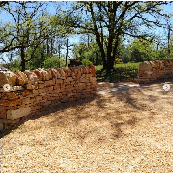 Aménagement d'un accès à une propriété, mur de clôture, monolithes et mur en pierre sèche - CHARTRIER FERRIERE (19)