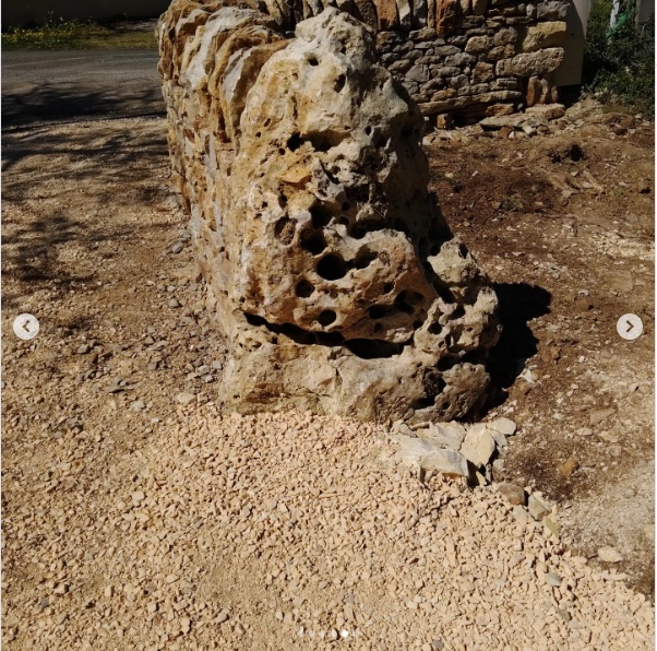 Aménagement d'un accès à une propriété, mur de clôture, monolithes et mur en pierre sèche - CHARTRIER FERRIERE (19)