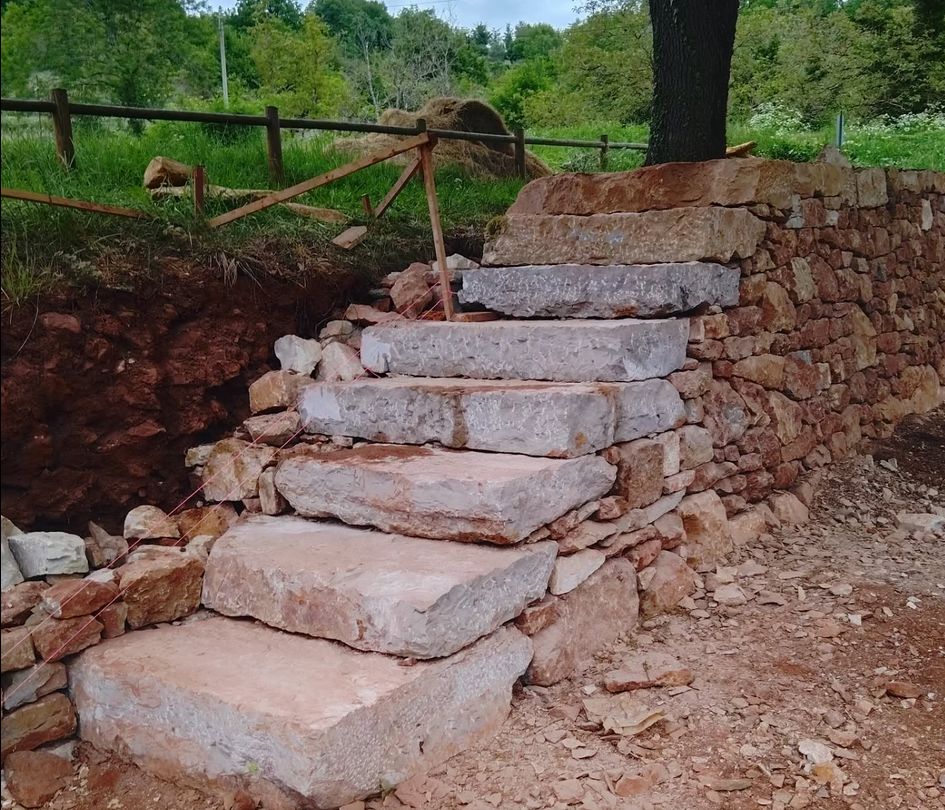 Chantier du vivier de Boscau à Prudhomat - Escalier en pierres sèches