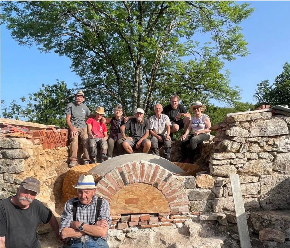 Construction d'une voûte de four à pain en briques. Chantier participatif avec l'association de sauvegarde du patrimoine de Cressenssac Sarrazac encadré par Florence de chez #RANGECAILLOUX