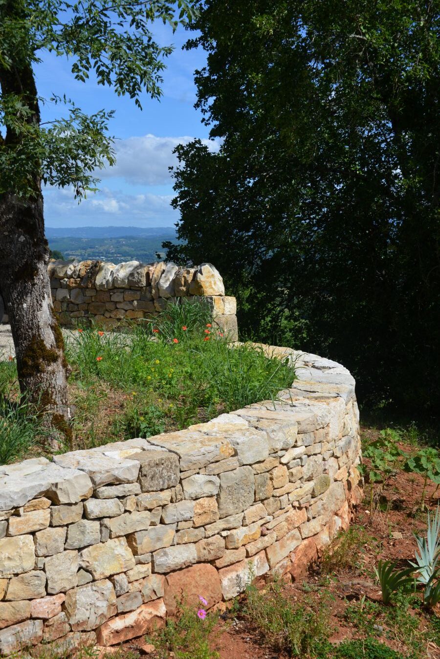 LOUBRESSAC - Aménagement de jardin - mur-terrasse et gradines en calades 2