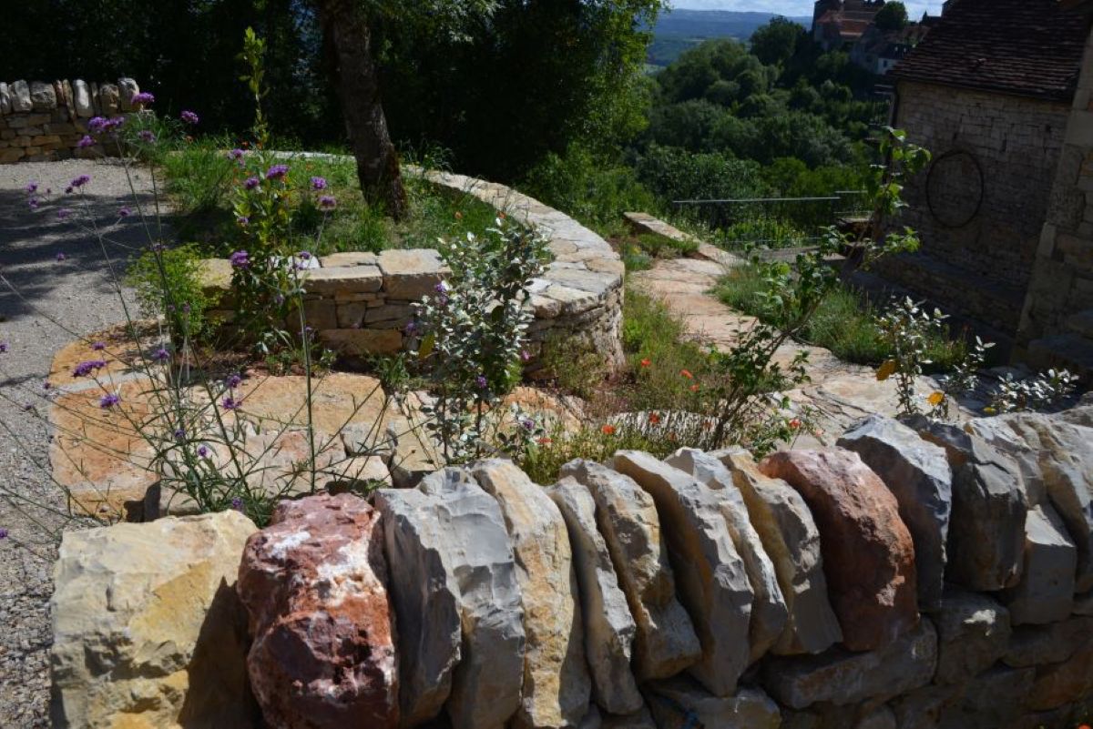 LOUBRESSAC - Aménagement de jardin - mur-terrasse et gradines en calades 3