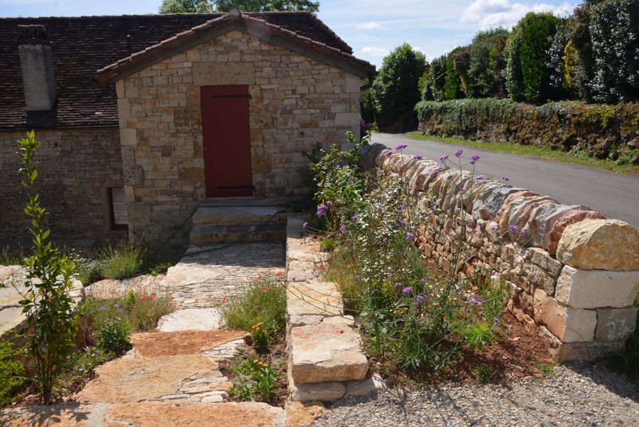 LOUBRESSAC - Aménagement de jardin - mur-terrasse et gradines en calades 4