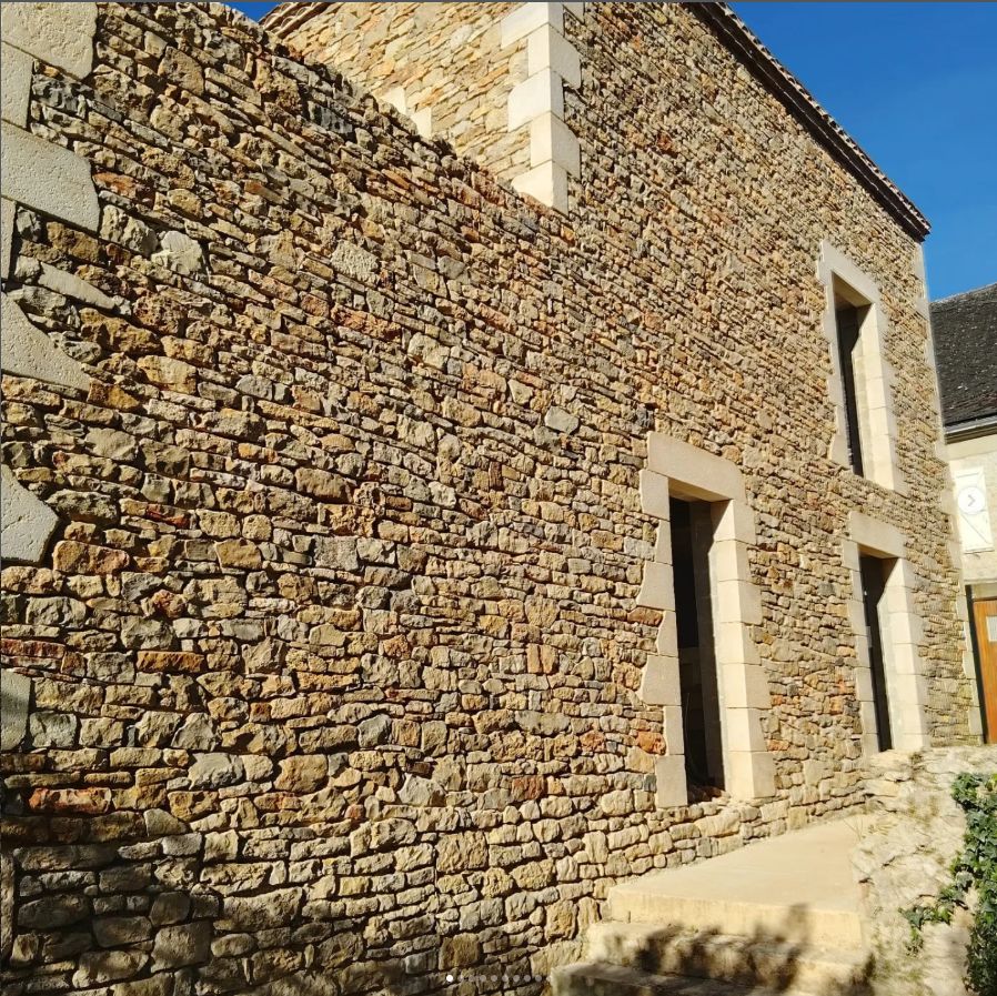 Parement en pierres sur maçonnerie parpaings après travaux