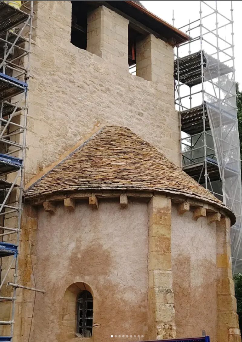 Couverture en lauze en cours à Cherveix -Cubas au coeur de l'église Saint Martial Laborie Xlll ème siècle