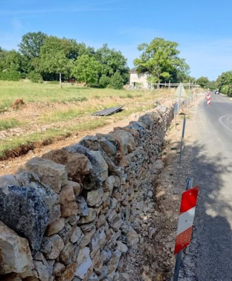 LA RECONSTRUCTION D'UN MUR EN PIERRE SECHE A L'ENTREE DE ROCAMADOUR